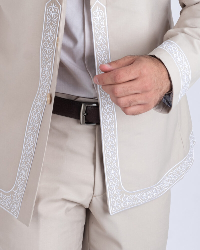 Costume Traditionnel Beige-Blanc – Image 3