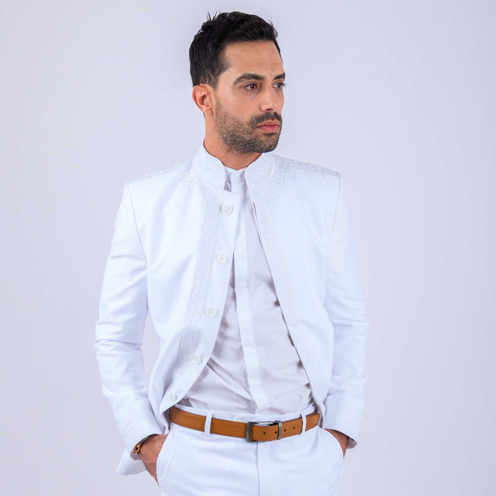 Costume Traditionnel Blanc 2 Costume Traditionnel Blanc – Image 2