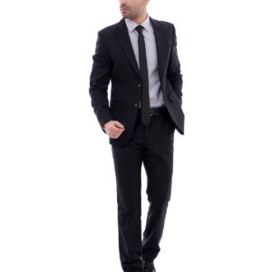 home 21 Homme portant un costume noir classique avec chemise grise et cravate