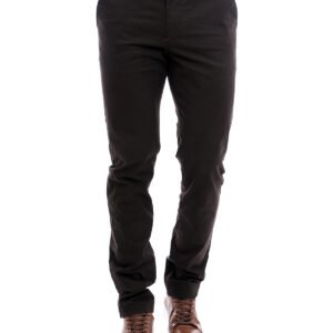 home 38 Pantalon marron homme porté avec des baskets en cuir marron