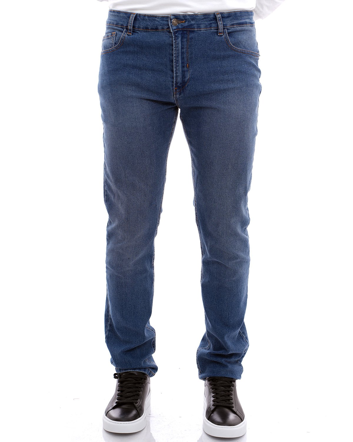 Jean Bleu Homme - Coupe Ajustée 1 Homme portant un jean bleu homme avec des baskets noires