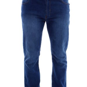 home 39 Homme portant un jean bleu clair homme avec des baskets noires